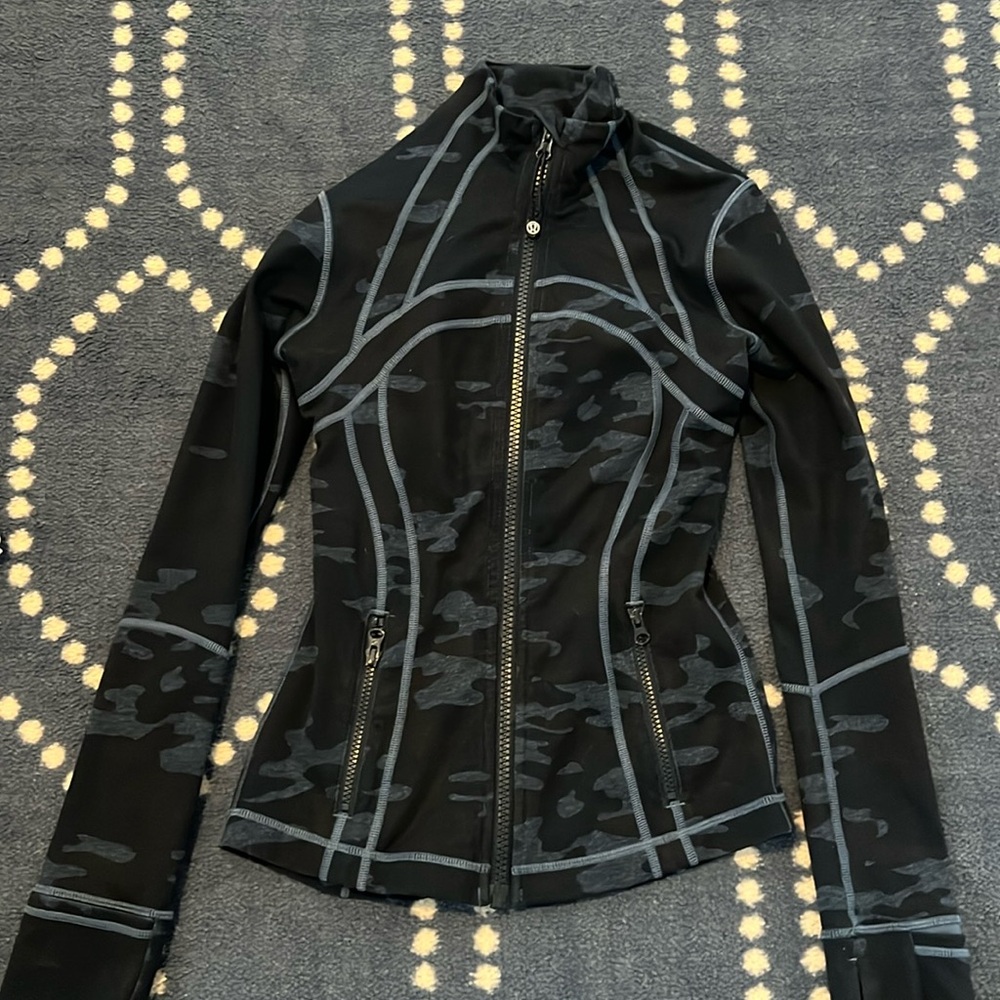 Lululemon coat camo great condition.
